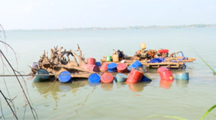 Vớt được khúc gỗ “khủng” trên sông Tiền