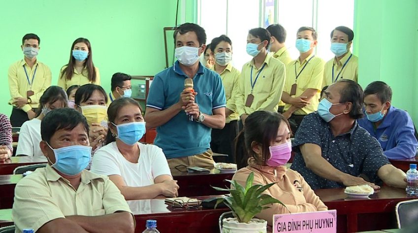 Gặp gỡ, động viên người lao động tại Ba Lan