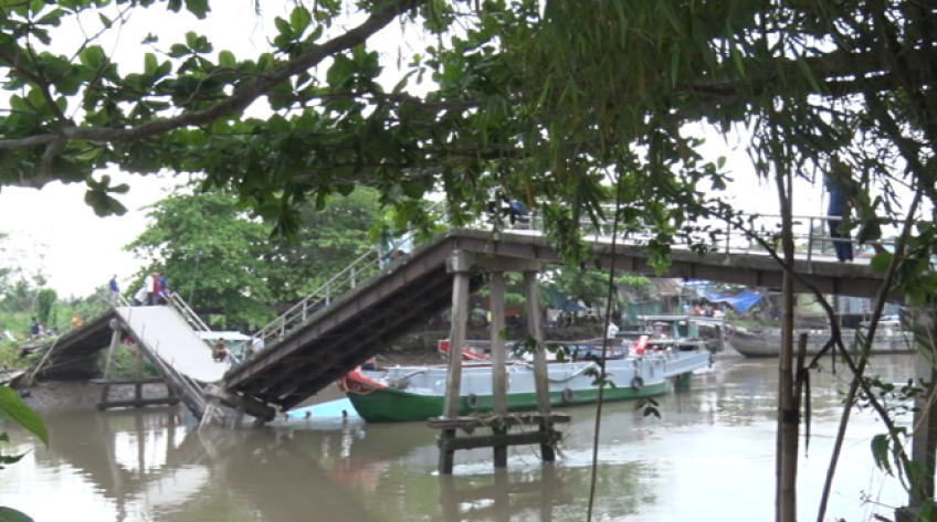 Ghe chở lúa tông sập cầu Phong Hoà ở Lai Vung