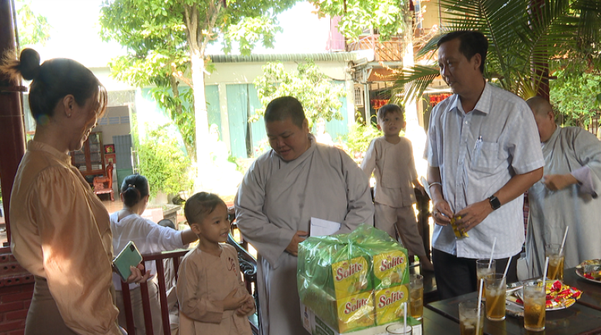 Thăm trẻ mồ côi tại Mái ấm chùa Bửu Nghiêm