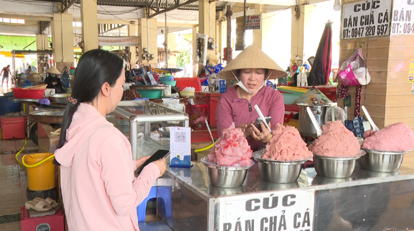 Đi chợ khỏi mang tiền mặt ở vùng biên