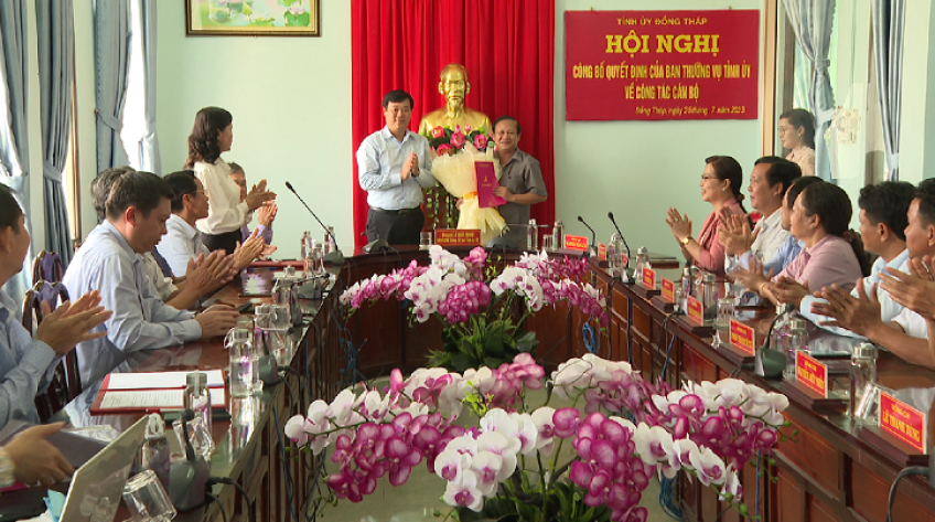 Trao quyết định về công tác cán bộ Huyện ủy Châu Thành