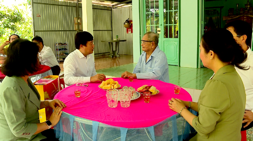 Bí thư Tỉnh ủy thăm thương binh xã Mỹ Hiệp