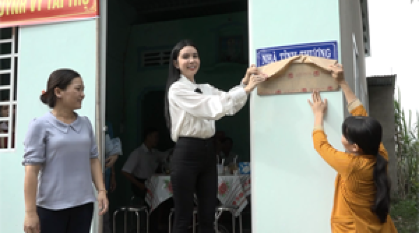 Hoa hậu du lịch thế giới 2018 trao nhà tình thương tại quê nhà