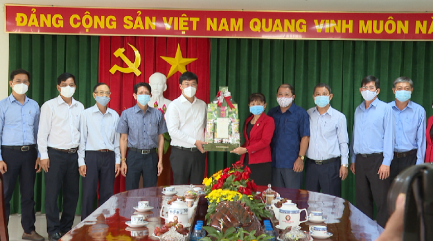 Chúc tết ngân hàng, bưu chính, Bí thư Tỉnh ủy khuyến khích tận dụng cơ hội, chuyển động mạnh mẽ trong năm mới
