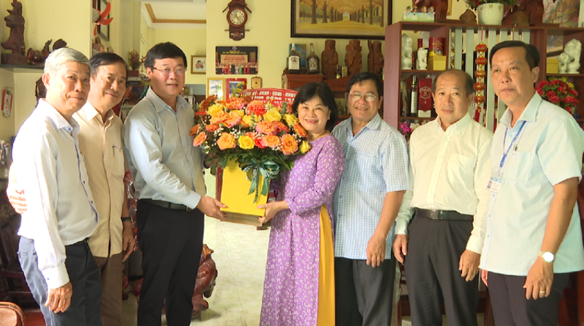 Lãnh đạo Tỉnh thăm, chúc mừng cá nhân, tập thể nhân Ngày Thầy thuốc Việt Nam