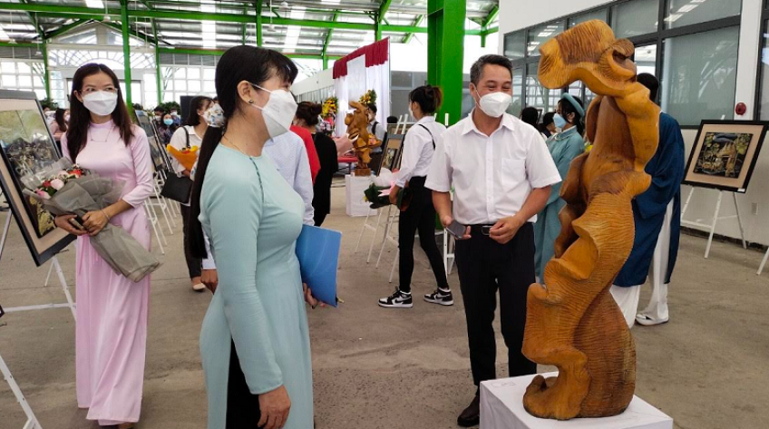 Triển lãm tranh mỹ thuật, điêu khắc chủ đề Sắc màu tháng Tư