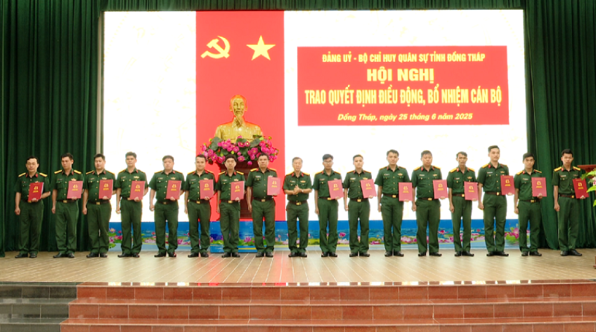 Công bố quyết định giải thể ban CHQS cấp huyện