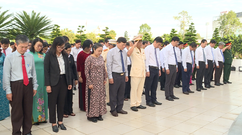 Đại biểu tỉnh Đồng Tháp viếng anh hùng liệt sĩ