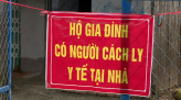 Người bán vé số đợi tiêm vắc xin ngừa Covid-19