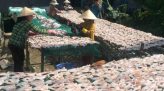 Nhân viên lò hỏa táng 2 lần nhặt vàng rơi trả lại người mất