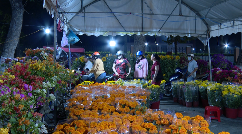 Nỗi niềm của những người bán hoa Tết
