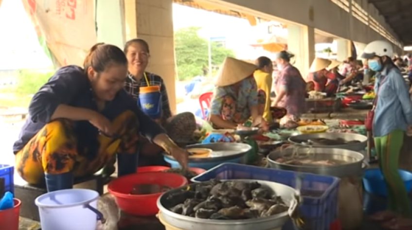 Nhiều tiểu thương chợ Cao Lãnh chưa đeo khẩu trang