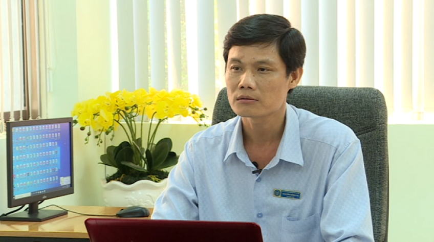 Đại diện BHXH thông tin về việc cấp thẻ BHYT mẫu mới