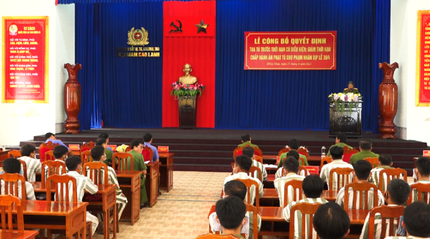Trao quyết định giảm, tha tù cho 256 phạm nhân