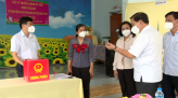 Lúa bị thiệt hại do nước rò rỉ từ nhà máy