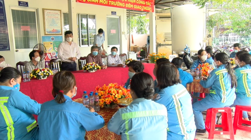 Lãnh đạo tỉnh thăm, động viên lực lượng công nhân vệ sinh trực Tết