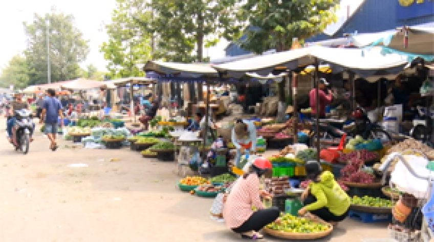 Bỏ nhà lồng, tiểu thương ra đường