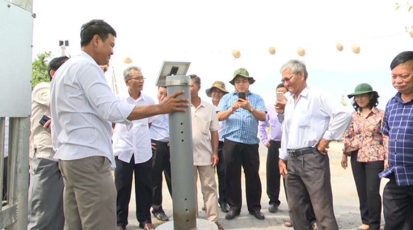 Đoàn công tác Lấp Vò tham quan cánh đồng mẫu lớn ở Tháp Mười