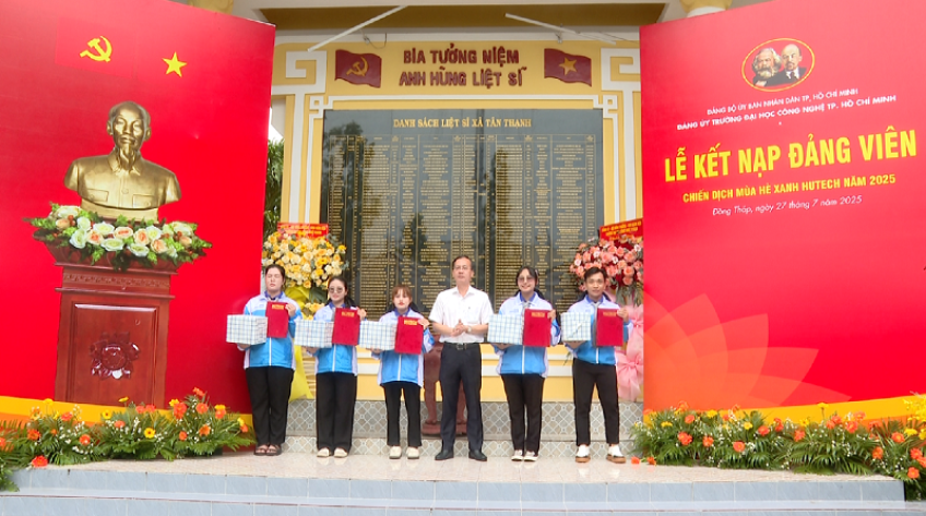 Kết nạp Đảng cho sinh viên mùa hè xanh tại Đồng Tháp