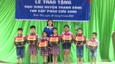 Hơn 200 phần quà trao cho học sinh nghèo Tân Hồng