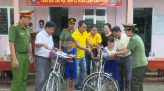 Tặng khẩu trang y tế cho chiến sĩ biên phòng