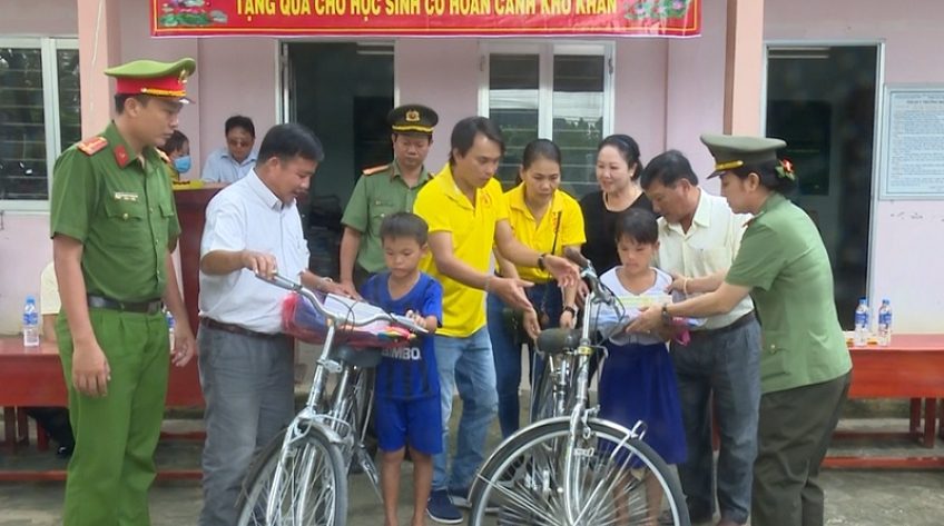 Hơn 200 phần quà trao cho học sinh nghèo Tân Hồng