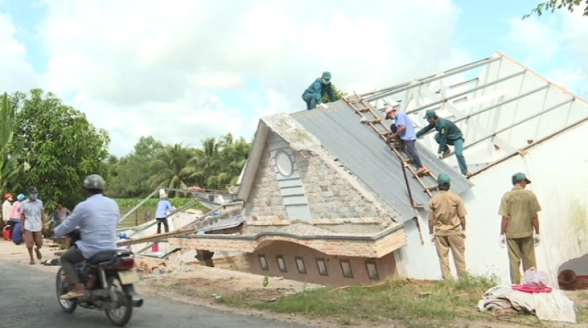 Châu Thành: Sạt lở nhấn chìm 1 căn nhà cấp 4, quầy thuốc của người dân