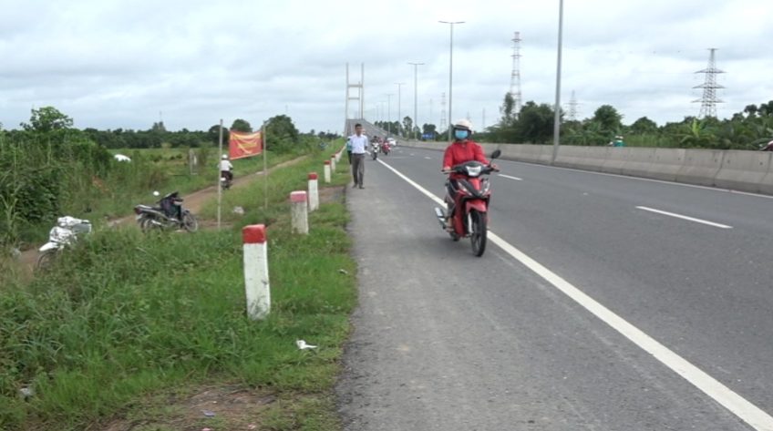 Nhắc nhở người tham gia giao thông không đi tắt lên QL N2B