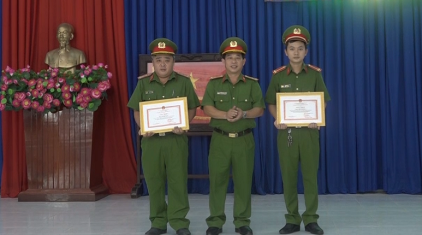 Công an Đồng Tháp khen thưởng 2 cán bộ chiến sĩ công an Chợ Mới, An Giang