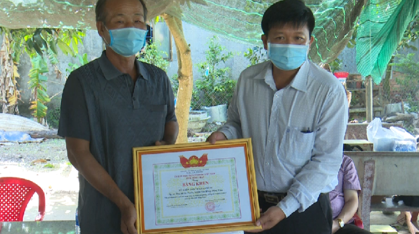 Khen thưởng một tổ nhân dân tự quản kịp thời ngăn chặn nguy cơ lây lan dịch bệnh ra cộng đồng
