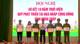 Các công đoàn cơ sở phối hợp tặng quà gia đình chính sách, học sinh khó khăn