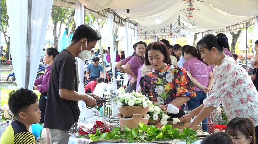 Thi cắm hoa nghệ thuật chào mừng Lễ hội Độc lập