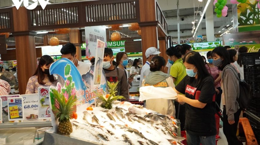 Người dân thủ đô hào hứng với sản phẩm từ cá tra và đặc sản Đồng Tháp