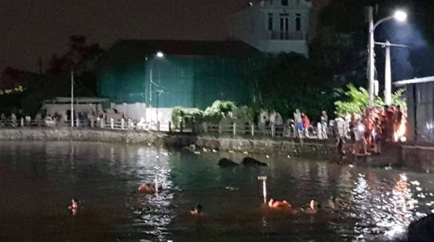 Lật thuyền đạp vịt, hai bé gái ngã tử vong