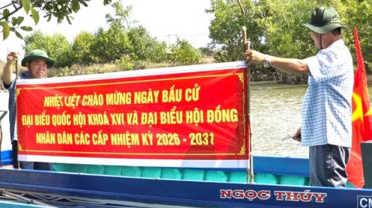 Lênh đênh sông nước mang thông tin bầu cử đến người dân