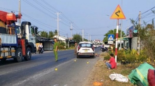 Hai người đi tập thể dục thương vong sau khi va chạm với ô tô ở Đồng Tháp