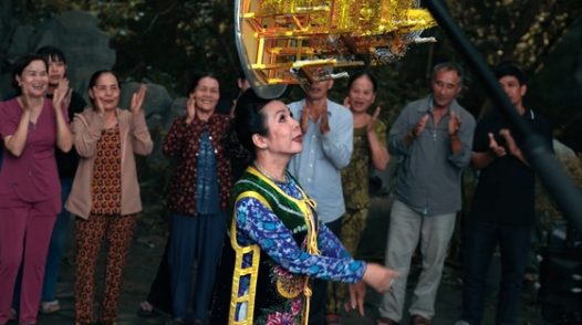 Múa mâm vàng - mâm bạc, múa bóng rỗi, múa cúng trăng, múa chằn vào phim 'Heo năm móng'