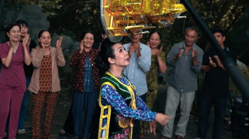 Múa mâm vàng - mâm bạc, múa bóng rỗi, múa cúng trăng, múa chằn vào phim 'Heo năm móng'