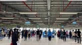Thanh niên làm miếng chắn giọt bắn tặng các tổ bầu cử