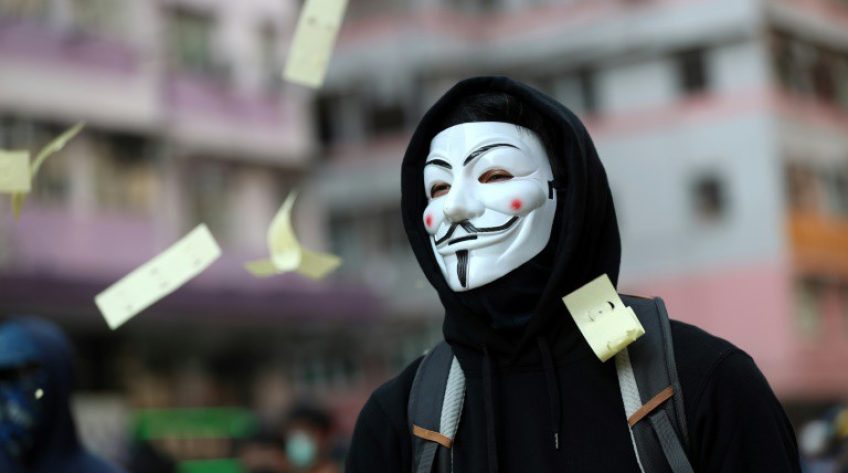 Hong Kong sử dụng luật khẩn cấp, cấm người biểu tình đeo khẩu trang