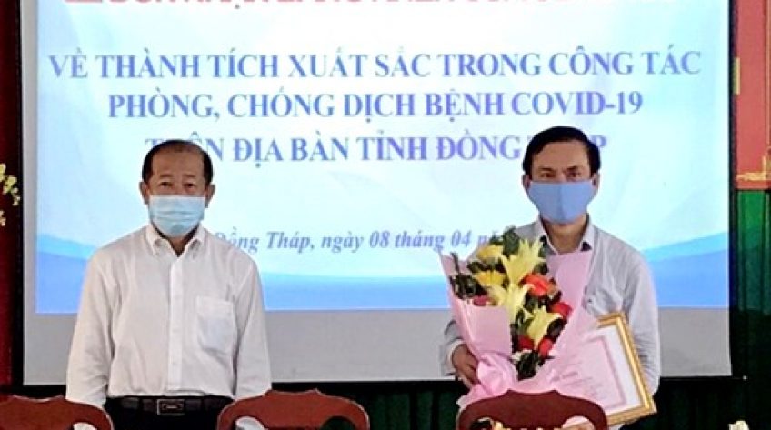 Khen thưởng Trung tâm Kiểm soát Bệnh tật về đóng góp phòng, chống Covid-19