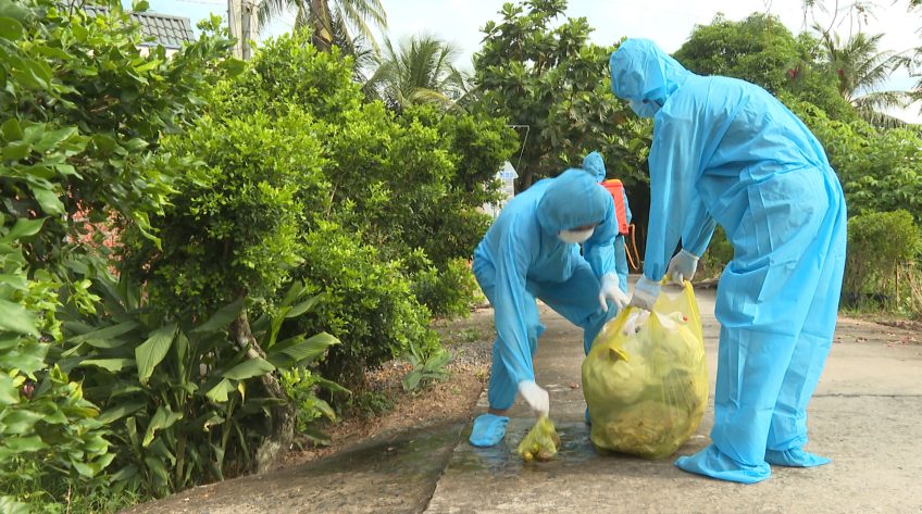 Đồng Tháp: Xử lý rác thải tại Khu phong tỏa