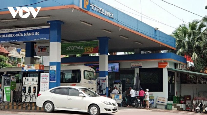 Giá xăng giảm tiếp hơn 400 đồng/lít về mức 24.629 đồng/lít