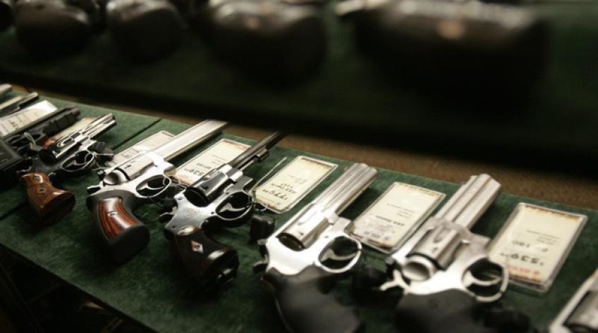 Mỹ sẽ siết chặt kiểm tra lý lịch khách hàng mua bán súng đạn
