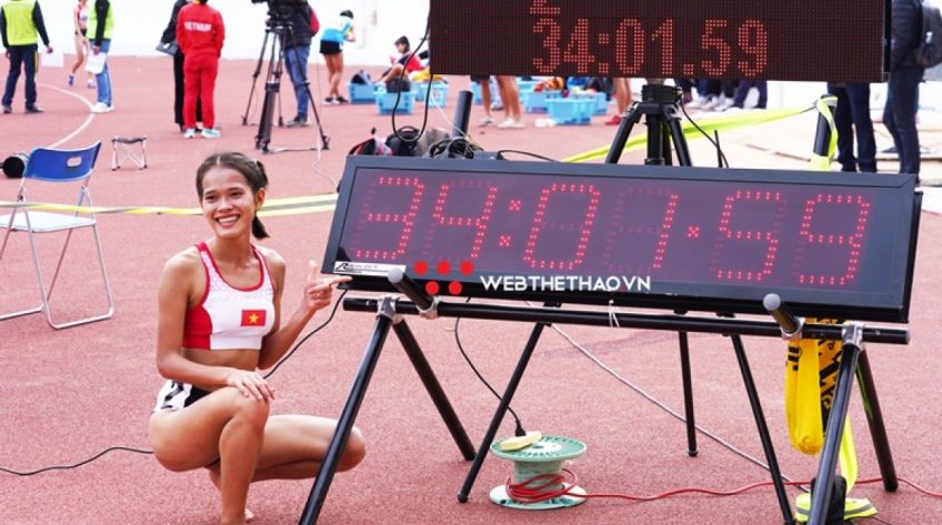 Hồng Lệ phá kỷ lục quốc gia của Nguyễn Thị Oanh ở nội dung 10.000m