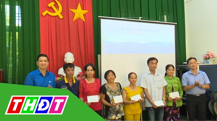 CEP tặng sổ tiết kiệm cho khách hàng có hoàn cảnh khó khăn