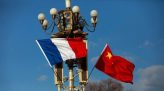 Phụ nữ Thường Phước 1 cùng bộ đội biên phòng phát khẩu trang cho người dân