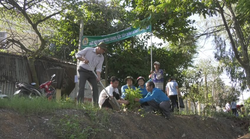 Tam Nông ra quân thực hiện công trình 