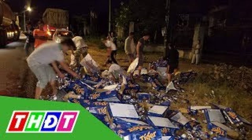 Nhiều người giúp tài xế gom bia đổ ra đường
